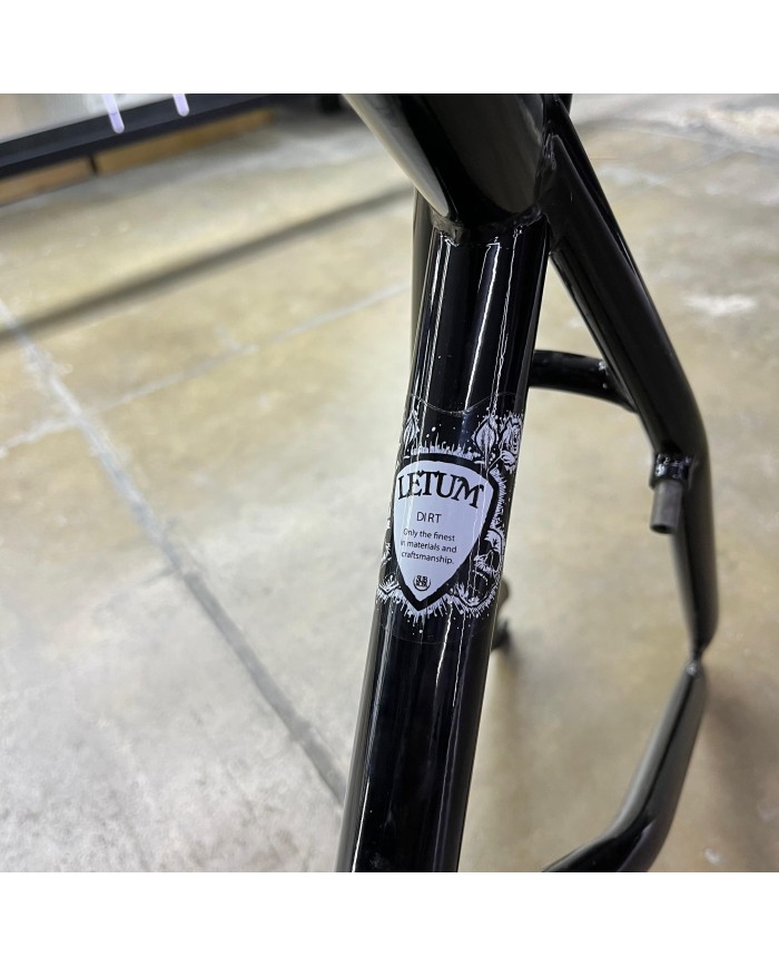 CUADRO SUBROSA LETUM 20.75" NEGRO CUADRO SUBROSA LETUM 20.75" NEGRO