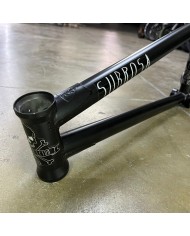 CUADRO SUBROSA LETUM 20.75" NEGRO CUADRO SUBROSA LETUM 20.75" NEGRO